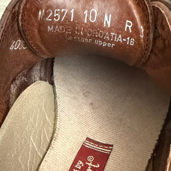 Rockport Men's Tan Oxfords with Brogue Detailing - Picture 3 of 10